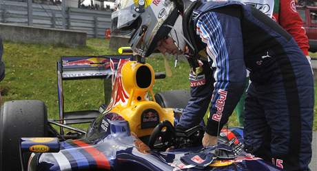 Úvodní trénink GP Nmecka: Vettel si bere volant ze svého vozu Red Bull, který vypovdl poslunost.