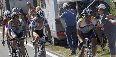 Alberto Contador bude v Alpách hájit lutý trikot. Podle jeho formy v nedlním závodu by neml mít problémy.