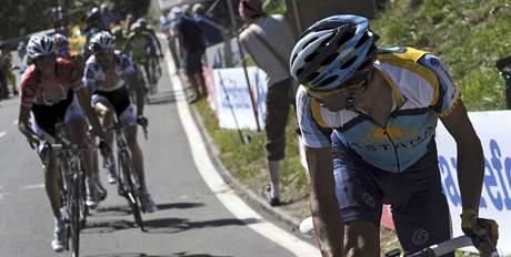 Alberto Contador (vpravo) zahajuje svj nstup na Verbier