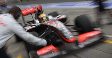 Lewis Hamilton bhem trninku na VC Nmecka