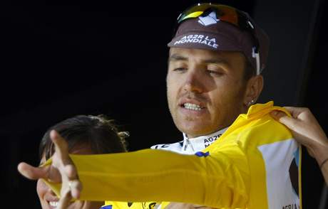 Ital Rinaldo Nocentini obléká lutý dres na Tour de France