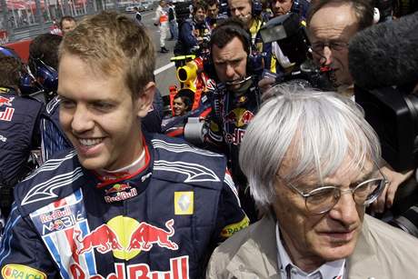 Sebastian Vettel (vlevo) a Bernie Ecclestone