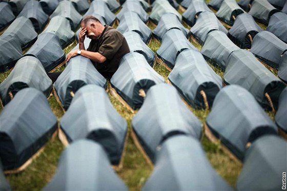 Rakve s nov identifikovanými ostatky 534 zabitých muslim v Srebrenici (11. ervence 2009)