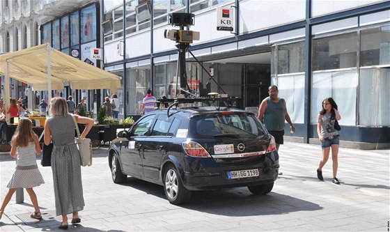 Google Street Car v Brn. Auta vybavená speciálními kamerami projídjí mstem a sbírají snímky ulic pro sestavení virtuální procházky.