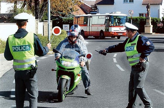 Policisté budou kontrolovat nejen motorkáe. Ilustraní foto