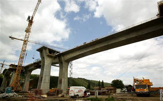 Ilustraní foto: Stavba nejdelího mostu v esku u praských Lahovic (16. 7. 2009)