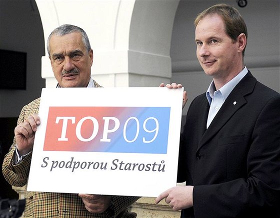 Předseda hnutí Starostové a nezávislí Petr Gazdík (vpravo) a strany TOP 09 Karel Schwarzenberg představují logo (17. července 2009)