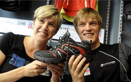 Kateina Neumannov a Tom Verner s botou z olympijsk kolekce pro hry ve Vancouveru 2010.