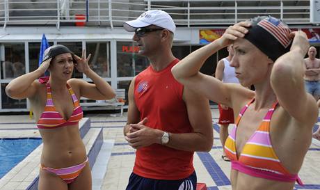 Akvabely Albta Dufkov (vlevo) a Soa Bernardov (vpravo) se chystaj na trnink s choreografem Stephanem Miermontem.