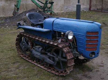 Pásový traktor v původním stavu
