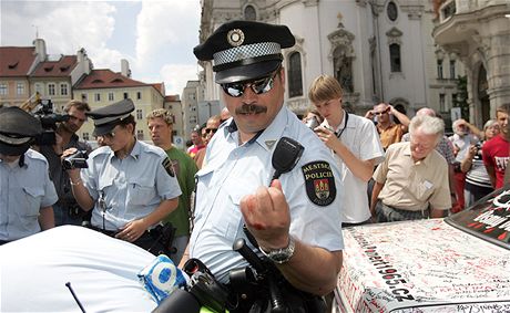 Rvaka taxik s policisty a strnky na Staromstskm nmst v Praze (16. ervence 2009)
