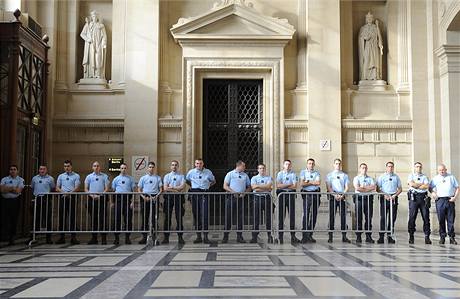 Policist hldaj soudn budovu, ve kter probhlo len s Fofanovm gangem. Jeho vdce dostal za smrt ida doivot