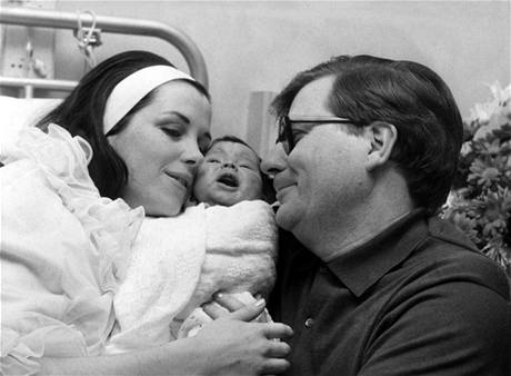 Edward a Joan Downesovi s prv narozenou dcerou (1967)