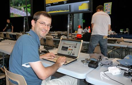 Reportr Ji Kratochvl v tiskovm centru pi Tour de France.