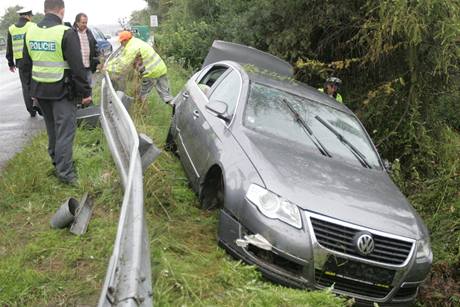 Dopravn nehoda na silnici R7 ze Slanho do Prahy, pi kter se zranili tyi lid.