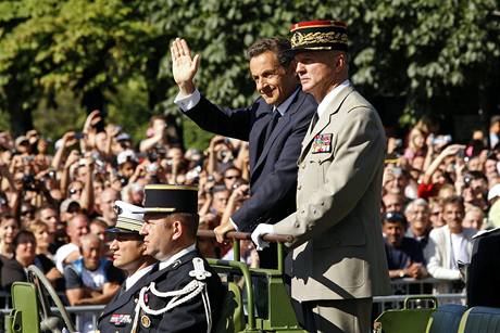 Francouzskho prezidenta Nicolase Sarkozyho doprovzel v prvodu speciln jednotka (14. ervence 2009)