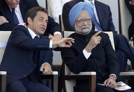 Francouzsk prezident Nicolas Sarkozy s indickm premirem Manmhanem Singhem (14. ervence 2009)