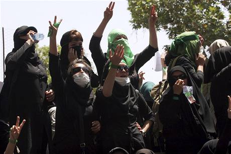 Stoupenci opozice protestuj ped Tehernskou univerzitou (17. ervence 2009)