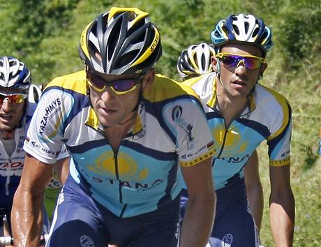 Lance Armstrong (v poped) a Alberto Contador