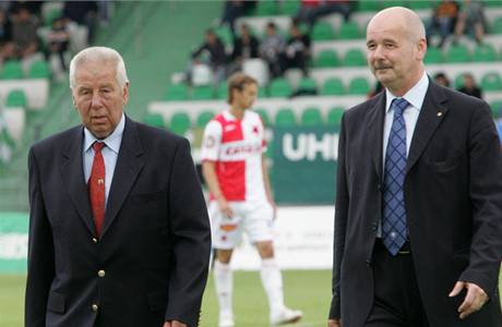 oslavy 100. mosteckho fotbalu: Josef Masopust (vlevo) a inovnk mosteckho klubu Petr Kabek