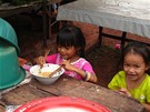 v Laosu, na trnici poblí msta Pakse