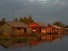 První parsky slunce zalévají plovoucí vesnici Prek Toal uprosted jezera Tonle Sap - Kamboda