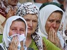Bosenské eny sledují, jak projídjí autobusy s nov identifikovanými ostatky obtí masakru ve Srebrenici (9. ervence 2009)(6. ervence 2009)