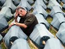 Rakve s nov identifikovanými ostatky 534 zabitých muslim v Srebrenici (11. ervence 2009)