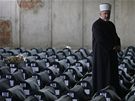 Rakve s nov identifikovanými ostatky 534 zabitých muslim v Srebrenici (11. ervence 2009)