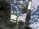 Astronauti z Endeavouru uskutenili u ISS první výstup do kosmu 