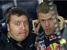 Sebastian Vettel (vpravo) ve spolenosti jednoho z mechanik.