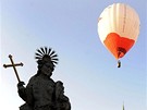 Dv desítky posádek horkovzduných balon z eska a Slovenska se 17. ervence sjely do Tele na Jihlavsku na 13. roník romantické akce Balony nad Telí