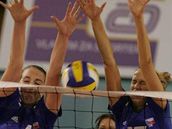 Blok eských volejbalistek: vlevo Aneta Havlíková, vpravo Ivana Plchotová
