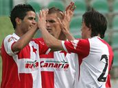 momentka ze zápasu Most - Slavia, slávisté slaví gól Tijaniho Belaida (v �ervenobílém, vlevo)