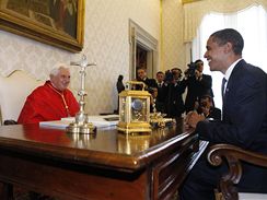 Barack Obama a pape Benedikt XVI. (10. ervence 2009)