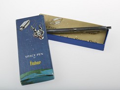 Fisher Space Pen - originální krabička, ve které bylo pero uloženo. Ve stejné si jej pořídila i sovětská výprava pro svůj kosmický program.