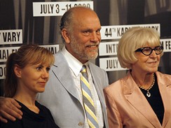 Herec John Malkovich s vedenm festivalu - Juliettou Sichelovou (vlevo)  a Evou Zaoralovou.