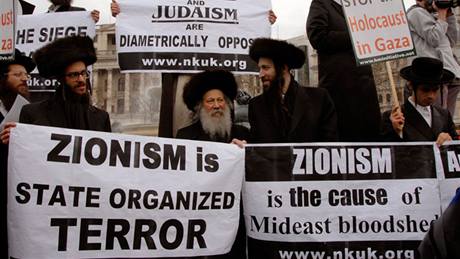 lenové hnutí Neturei Karta protestují proti existenci státu Izrael.