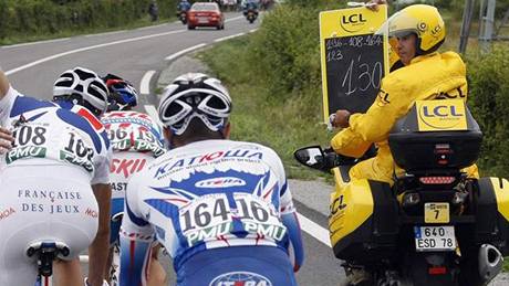 Uprchlíci na Tour de France dostávají zprávu, kolik mají náskok na hlavní pole