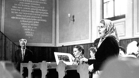 Božena Komárková v kostele ve Sněžném roku 1960