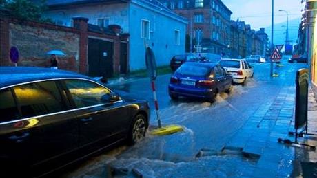 Voda ve Veleslavínov ulici v Brn po stedení boui 