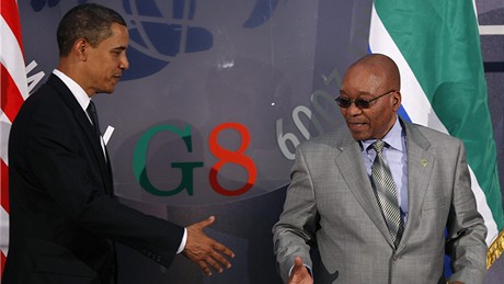 Barack Obama a jihoafrický prezident Zuma na summitu G8 (10.7.2009)