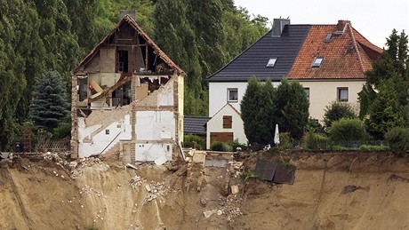 V nmeckém Nachterstedtu dlouho prelo a pod jedním z dom se utrhla strá.