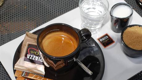 Espresso v kavárn Piazza