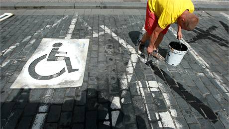 Stanovit taxi na Staromstském námstí se zmnilo na parkovací místa pro invalidy. (14. ervence 2009)