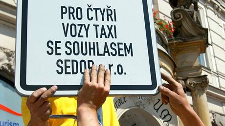 Stanovit taxi na Staromstském námstí se zmnilo na parkovací místa pro invalidy. (14. ervence 2009)