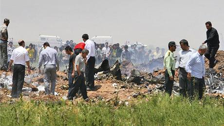 Lidé prohledávají trosky zíceného letounu v Íránu (15. ervence 2009)