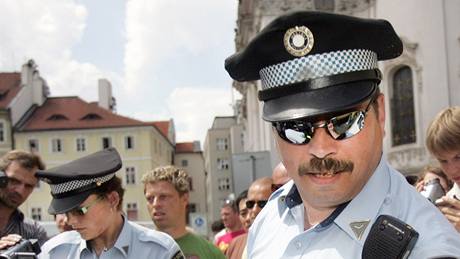 Rvaka taxiká s policisty a stráníky na Staromstském námstí v Praze (16. ervence 2009)