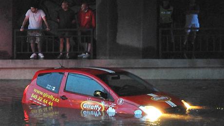 Zatopené auto na ulici Kolit v Brn