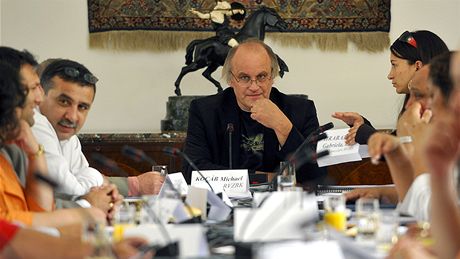 Ministr pro lidská práva a národnostní meniny Michael Kocáb a romský aktivista Ivan Veselý (vlevo) na mimoádném zasedání vládní rady pro záleitosti romské komunity v Praze (15. ervence 2009)